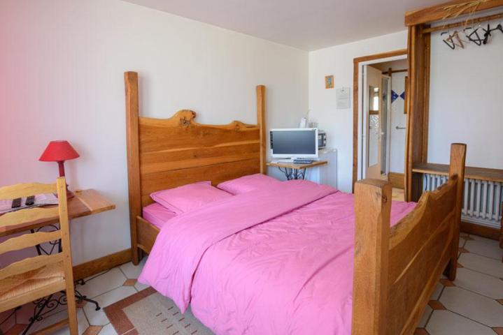 Our guest rooms are located in an independent building.